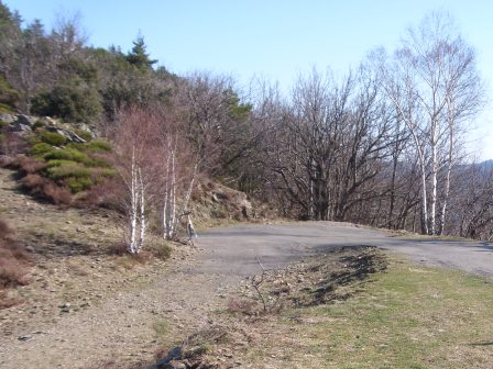La route s'achève au col de l'Ancise