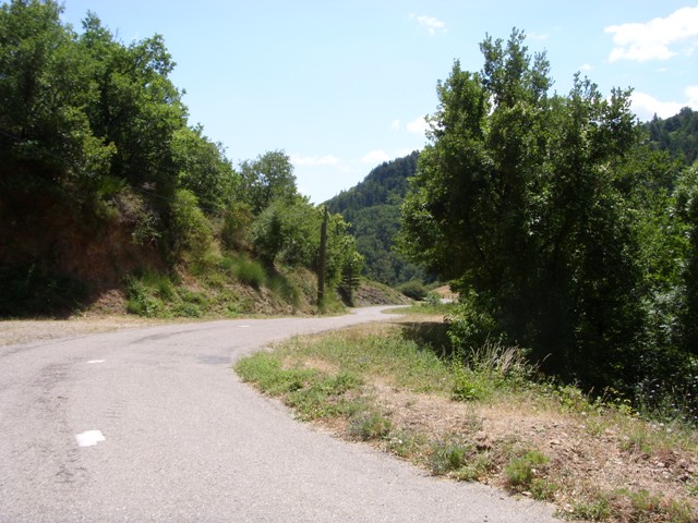  petite route qui serpente en haut du col des Mouzoules